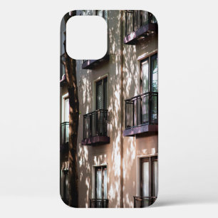 日中・4時の茶コンクリート建物 iPhone 12ケース