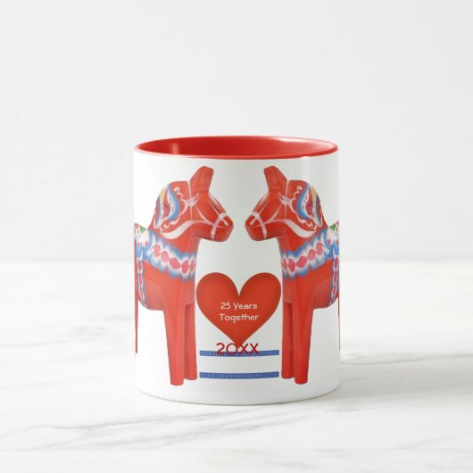 日付がついたスウェーデン人のDalaの馬一緒の25年のカスタムの マグカップ (中央)