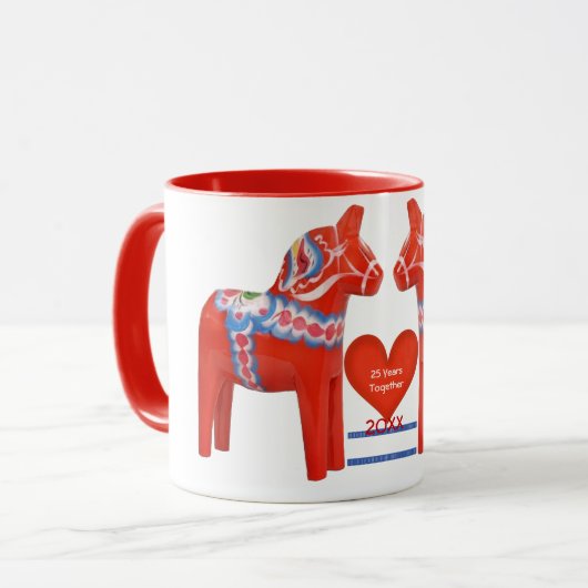 日付がついたスウェーデン人のDalaの馬一緒の25年のカスタムの マグカップ (正面左)