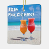 日付のビーチ初めてのクリスマスの飲み物 セラミックオーナメント (左)