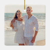 日付のビーチ初めてのクリスマスの飲み物 セラミックオーナメント (裏面)