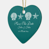 日付のビーチ結婚テーマ発表の保存 セラミックオーナメント (左)