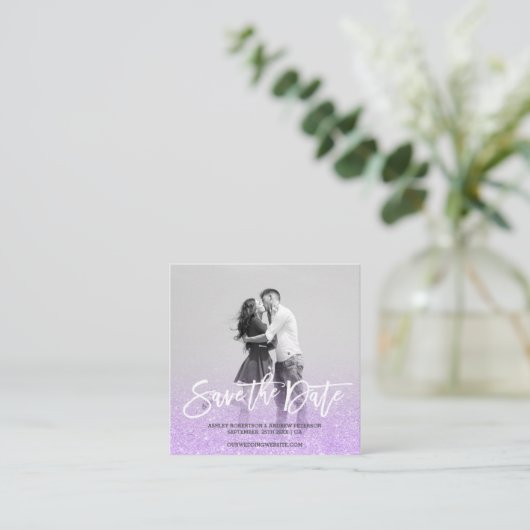 日付のフェイクな紫色のラベンダーのグリッターの写真を救って下さい スクエア名刺 (スタンド正面)