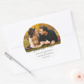 日付のモダン婚約写真の保存 ラウンドシール (封筒)