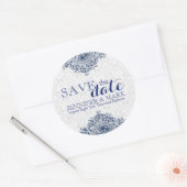 日付の保存ホワイトダマスク&ブルーレースオーナメント ラウンドシール (封筒)