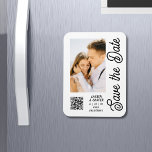 日付の保存白黒スタイリッシュモダン結婚の マグネット<br><div class="desc">Save The Date白黒ススタイリッシュクリッモダントのマグネ結婚ットは白い背景を持つ写真をカスタム撮影。提供された文字ボックスの文字を編集してテキストでパーソナライズし、お使いのウェブサイトQRコードのWebサイトURLカスタムを追加する。©Evco Studio www.zazzle.com/store/evcostudioによる設計</div>
