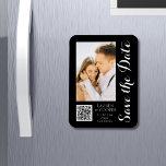 日付の保存白黒スタイリッシュモダン結婚の マグネット<br><div class="desc">Save The Date白黒ススタイリッシュクリッモダントのマグネ結婚ットは黒い背景を持つ写真をカスタム撮影。提供された文字ボックスの文字を編集してテキストでパーソナライズし、お使いのウェブサイトQRコードのWebサイトURLカスタムを追加する。©Evco Studio www.zazzle.com/store/evcostudioによる設計</div>