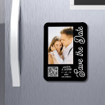 日付の保存白黒スタイリッシュモダン結婚の マグネット<br><div class="desc">Save The Date白黒ススタイリッシュクリッモダントのマグネ結婚ットは黒い背景を持つ写真をカスタム撮影。提供された文字ボックスの文字を編集してテキストでパーソナライズし、お使いのウェブサイトQRコードのWebサイトURLカスタムを追加する。©Evco Studio www.zazzle.com/store/evcostudioによる設計</div>