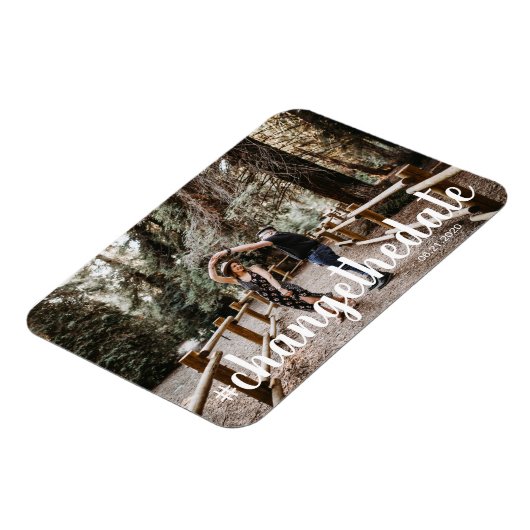 日付の写真を変更するハッシュタグ マグネット (左側)