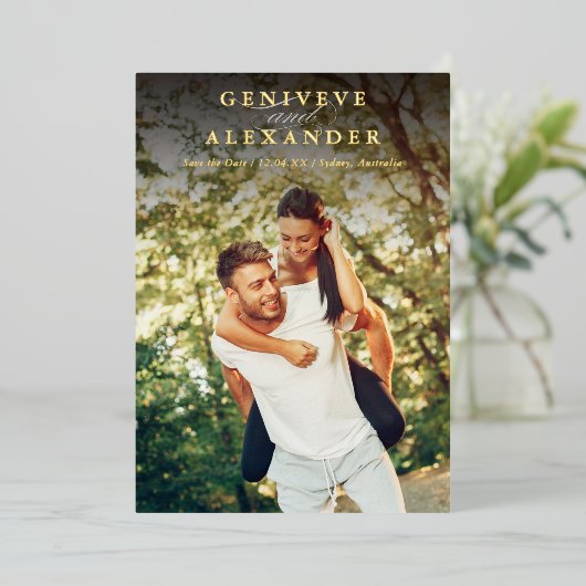 日付の写真ミニマルモダンリストオーバーレイを高く保存 箔招待状 (立ち正面)