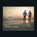 日付の消印丸の写真はがきを保存する 案内ポストカード<br><div class="desc">封筒の消印のように、このデザインは正面に「日付を保存する – 私たちは結婚している」という州の言葉の円で切手の外観を持っている。彼パーソナライズされた女の日と名前とフル結婚サイズの写真を持つおもしろいカップルをフィーチャーして。このデザイン素晴らしは伝統的救カジュアル、若く、あなたの個人情報をバックに宇宙の多くのを持つトレンディーですフォーマル、または最新のポストカードに代わる。右側の円フィーチャでも使用できる。</div>