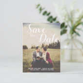 日付の白いスクリプトお洒落のフォトオーバーレイを保存 ポストカード (スタンド正面)