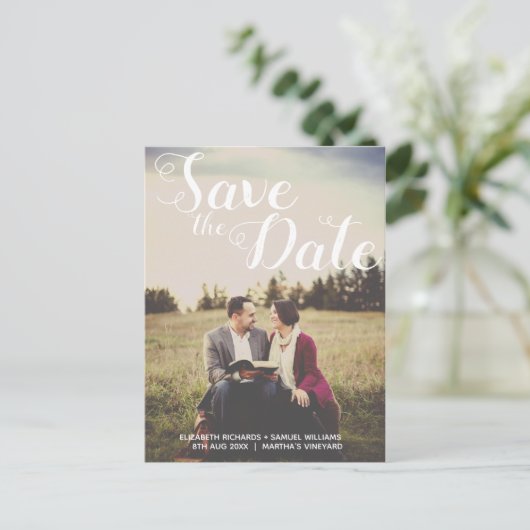 日付の白いスクリプトお洒落のフォトオーバーレイを保存 ポストカード (スタンド正面)