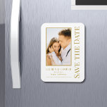 日付の白い金ゴールドスタイリッシュのモダン結婚保存 マグネット<br><div class="desc">Save The Date White金ゴールドスタイリッシュスモダントの結婚Magnetは白い背景を持つカスタムあなたの写真。提供されている文字ボックスの文字を編集して、テキストでパーソナライズする。©Evco Studio www.zazzle.com/store/evcostudioによる設計</div>