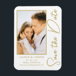日付の白い金ゴールドスタイリッシュのモダン結婚保存 マグネット<br><div class="desc">日付を保存する白い金ゴールドススタイリッシュクリプトのウェディングカーモダンドは、あなたの写真と白い背景をカスタム特徴とする。提供されている文字ボックスの文字を編集して、テキストでパーソナライズする。©Evco Studio www.zazzle.com/store/evcostudioによる設計</div>
