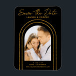 日付の白い金ゴールドスタイリッシュアールデコ結婚 マグネット<br><div class="desc">Save The Date Black金ゴールドススタイリッシュクリプトアールデコのマグ結婚ネットは、黒い背景にお気に入りの金のアーチの内側にあなたの写真を備えている。提供されている文字ボックスの文字を編集して、テキストでパーソナライズする。©Evco Studio www.zazzle.com/store/evcostudioによる設計</div>
