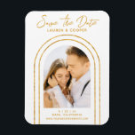 日付の白い金ゴールドスタイリッシュアールデコ結婚 マグネット<br><div class="desc">Save The Date White金ゴールドススタイリッシュクリプトアールデコのマグネ結婚ットは、白い背景にお気に入りの金のアーチの内側にあなたの写真を特徴とする。提供されている文字ボックスの文字を編集して、テキストでパーソナライズする。©Evco Studio www.zazzle.com/store/evcostudioによる設計</div>