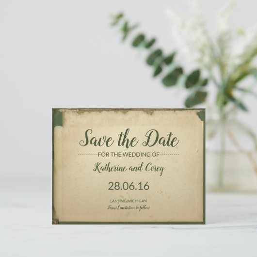 日付の緑とベージュの羊皮紙を結婚保存する ポストカード (スタンド正面)
