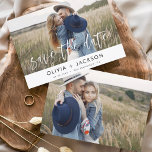 日付を保エレガント存2 Photo White Lettered セーブザデート<br><div class="desc">写真モダン日付のカー結婚ドを保存[日付の招待カードを保存する]には、白い背景に白いタイポグラフィとシックでシックなのデザインが含まシンプルれ、婚約写真の写真を追加できまカスタマイズす。</div>