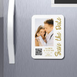 日付を保存する白い金ゴールドスタイリッシュのモダンWeddin マグネット<br><div class="desc">日付を保存する白い金ゴールドススタイリッシュクリプトのマグモダンネットは白い背景を持つ写真をカスタム撮影する。提供された文字ボックスの文字を編集してテキストでパーソナライズし、お使いのウェブサイトQRコードのWebサイトURLカスタムを追加する。©Evco Studio www.zazzle.com/store/evcostudioによる設計</div>
