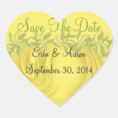 「日付を保存」が黄色の上にカールパーソナライズされた ハートシール (正面)