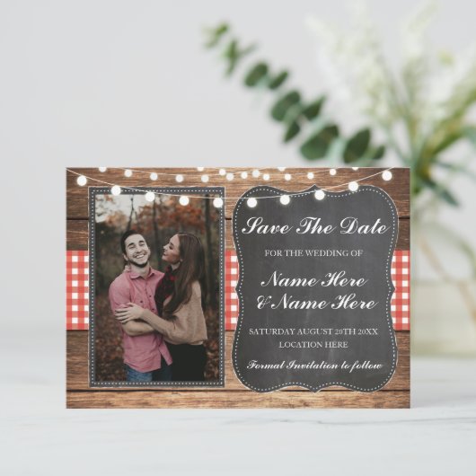 日付を保存 チョーク ウッド リアルな赤チェック フォト セーブザデート (スタンド正面)