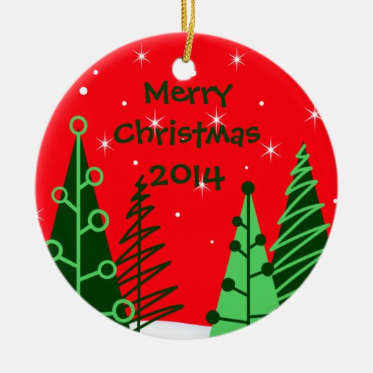 日付を持つカスタムで赤いクリスマスツリーのオーナメント セラミックオーナメント (正面)