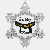 日付を記入される武道の後輩の黒帯 スノーフレークピューターオーナメント (正面)