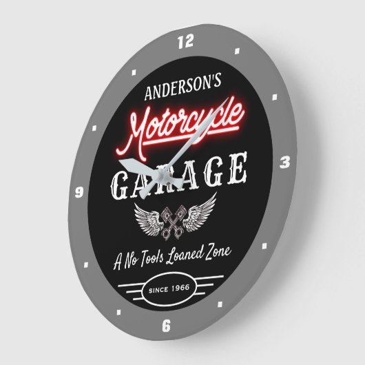 日付グレイフェイクブラックからの任意の名前ネオンガレージ ラージ壁時計 (傾斜)
