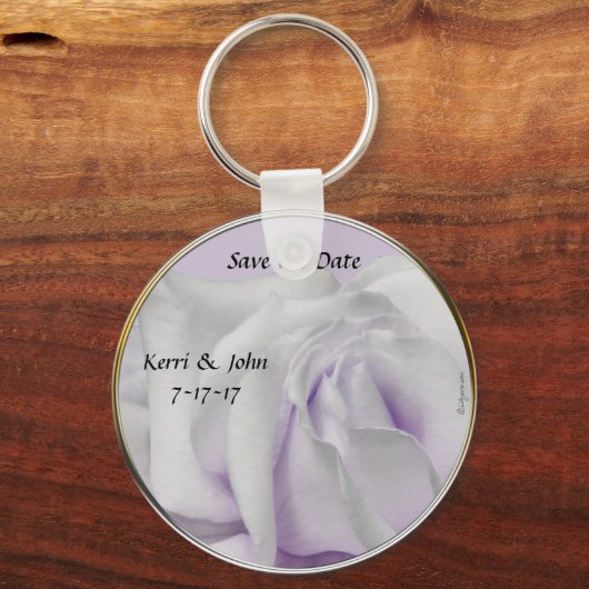 日付バイオレット渦巻形の結婚式の引き出物の保淡い色の存 キーホルダー (正面)