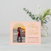 日付フォトアーチ赤面ピンク金ゴールドスクリプトの保存 箔招待状ポストカード (立ち正面)