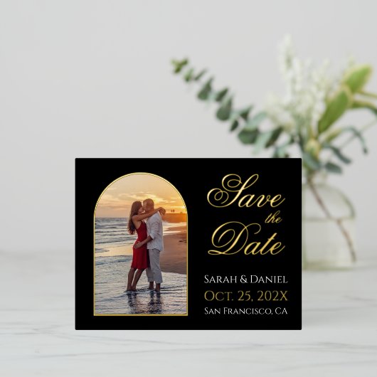 日付フォトアーチ黒の金ゴールドスクリプトのエレガント保存 箔招待状ポストカード (立ち正面)