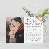 日付フォトカレンダーを保存するピンクのフローラ結婚 招待状 (スタンド正面)