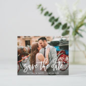 日付ブラシスクリプトモダンのカップルの写真を保存 ポストカード (スタンド正面)