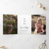 日付モダンの写真カードをシックに保存 三つ折り招待状 (内部)