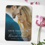 日付冷蔵庫用マグネットを写真で保存 マグネット<br><div class="desc">この単純にシックな写真の結婚式は、日付の写真のマグネットを保存し、暖かく、ミニマルなデザインを持っている。SAVE THE DATE文字を名と日付と場所の上に結婚置く。この文字は白く、あなたの名前は、このミニマリストの外観に暖かさと親しみのある感お洒落覚を与える活気のある手書きフォントでモダン強調表示されている。直感的なデザインツール、写真お気に入りのとインスピレーションを使用してユニークな作成!</div>