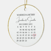 日付結婚したと写真が背面にある初めてのクリスマス セラミックオーナメント (左)