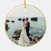 日付結婚したと写真が背面にある初めてのクリスマス セラミックオーナメント (裏面)