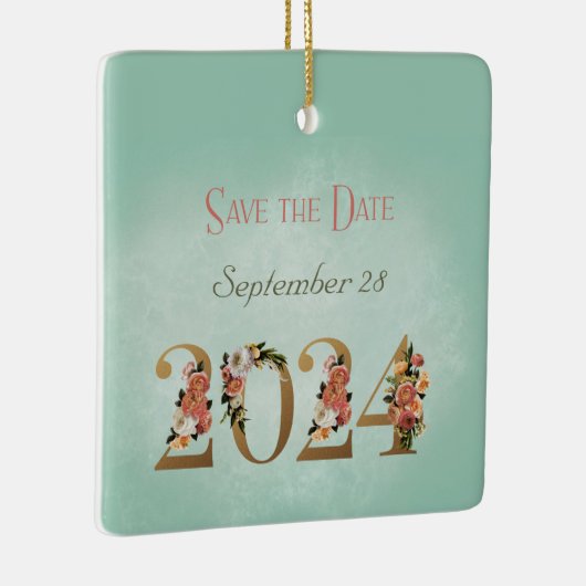 日付2024名のパーソナライズされた保存日付 セラミックオーナメント (右)