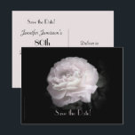 日付80th Birthday Partyバラフローラの保存 案内ポストカード<br><div class="desc">黒い背景独身のに超淡い色のピンクのバラ飾が、この上品なフローラ80歳の誕生日「日付を保存する」の発表はがき。裏面はピンク色の背景に黒いレタリング淡い色のが付いている。とても上品だ！名前、年齢、日付、場所などの文字を簡単に変更できる。オリジナル写真：Alan SocolikAll Rights Reserved © 2013 Alan & Marcia Socolik.</div>