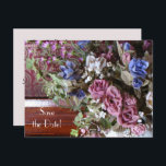 日付80th Birthday Partyヴィンテージフローラの保存 案内ポストカード<br><div class="desc">80飾年誕生日「Save the Date」葉書のティーポットに美しい花の写真。裏面はピンク色の背景に黒いレタリング淡い色のが付いている。とても上品だ！名前、年齢、イベント、日付などの文字を簡単に変更できる。オリジナル写真：Marcia Socolik.All Rights Reserved © 2015 Alan & Marcia Socolik.</div>