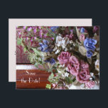 日付90th Birthday Partyフローラの保存 案内ポストカード<br><div class="desc">ヴィンテージのティーポットに美しいパステルの花の写真この飾第90回バースデーパーティー「日付を保存する」はがきの招待状の発表。裏面はピンク色の背景に黒いレタリング淡い色のが付いている。とても上品だ！名前、年齢、イベント、日付などの文字を簡単に変更できる。オリジナル写真：Marcia Socolik.All Rights Reserved © 2015 Alan & Marcia Socolik.</div>