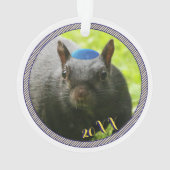 日付・ハッピーハヌカー・おもしろいユダヤ人リス オーナメント (裏面)