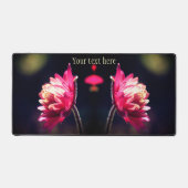 日光が近い赤い花パーソナライズされた デスクマット (正面)