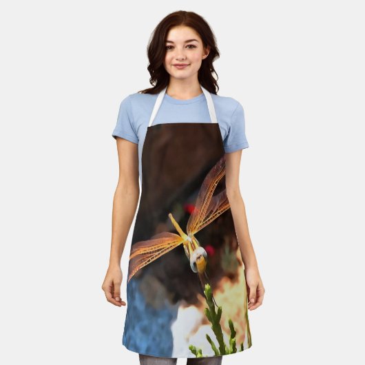 日光が金色の翼を持つトンボ エプロン (着用した状態)