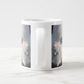 日光と影の中の貝殻 ジャンボコーヒーマグカップ (裏面)