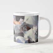 日光と影の中の貝殻 ジャンボコーヒーマグカップ (右)