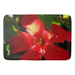 日光に赤いハイビスカスの花 バスマット