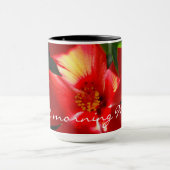 日光に赤いハイビスカスの花 マグカップ (中央)