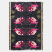 日光に赤い花の抽象芸術 スローブランケット (正面縦)